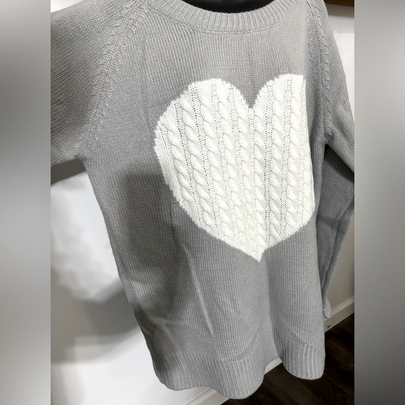 New Soft & Cozy Long Loose Light Gray & White Heart Sweater Size XL NWOT - Picture 9 of 11
